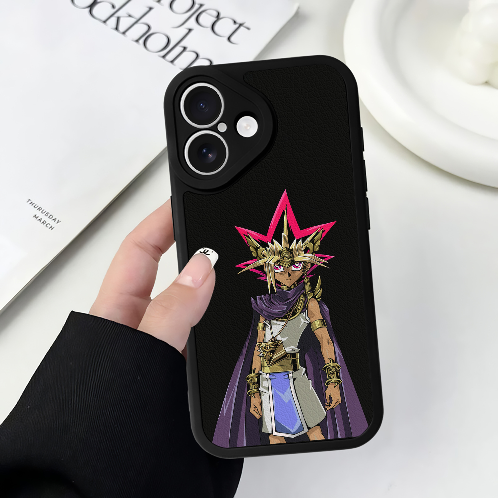 （画像用） 遊☆戯☆王 Yu-Gi-Oh! 【iPhone 16シリーズ対応】シリコンスマホケース（レザー調） 材質：シリコン